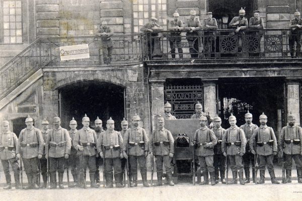 37x94r-GI - Troupes allemandes et canon-revolver sur Grand'Place de Lille